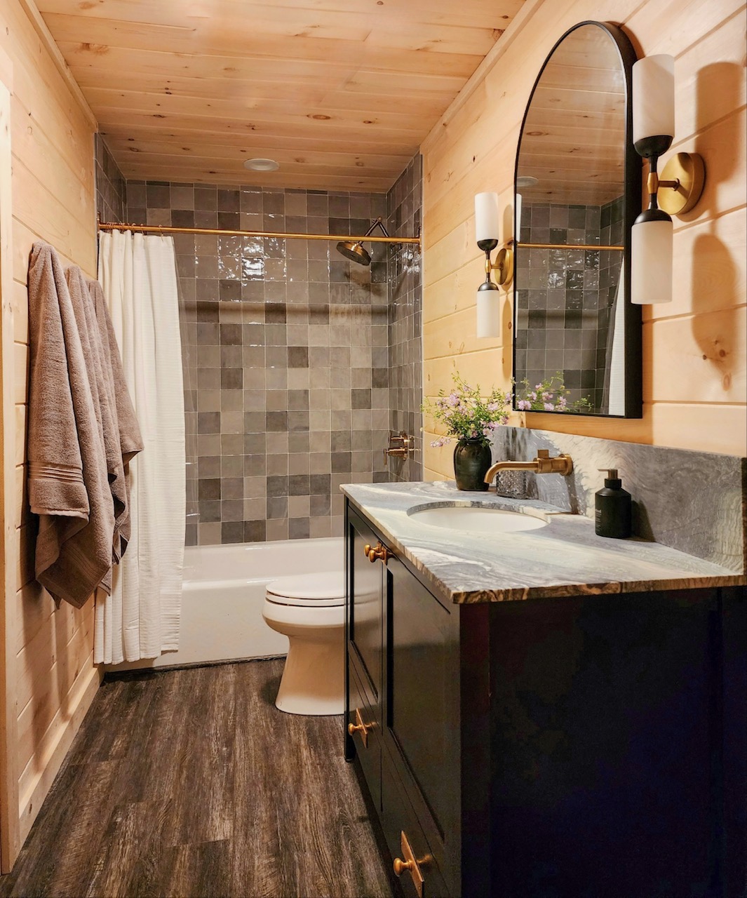 Mill Creek and Company Deluxe Bathroom 07 Mill Creek and Company Deluxe Bathroom